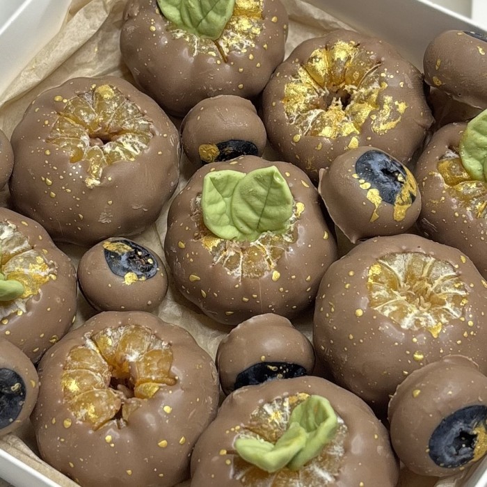 Мандарины и голубика в шоколаде 9 штук